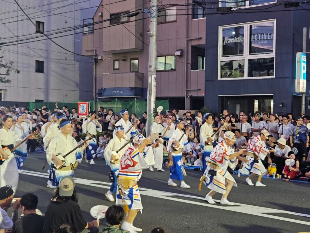 Bailarines en el Koenji Awaodori en Tokio 4